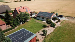 Grundstück mit dem Neubau und dem Haupthaus